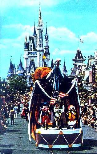 0111-0367 MICKEY MOUSE LEADS AMERICA ON PARADE