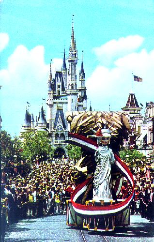 0111-0368 SYMBOL OF LIBERTY FOLLOWS PARADE